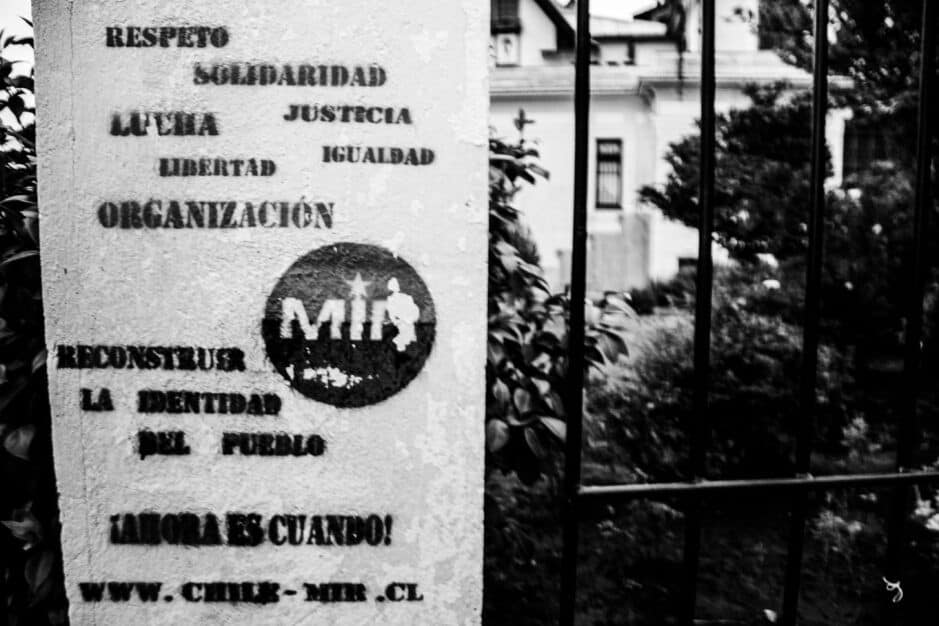 Imagem de cartaz com palavras de respeito, solidariedade e justiça na comunidade.